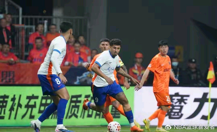 山东泰山0-4惨败引战术反思，韩鹏保守打法遭质