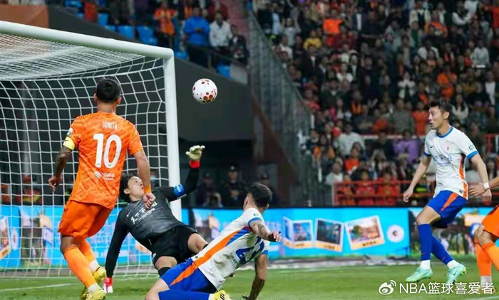 山东泰山0-4惨败引战术反思，韩鹏保守打法遭质