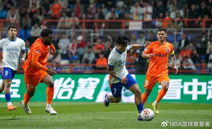 山东泰山0-4惨败引战术反思，韩鹏保守打法遭质