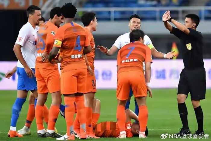 山东泰山0-4惨败引战术反思，韩鹏保守打法遭质