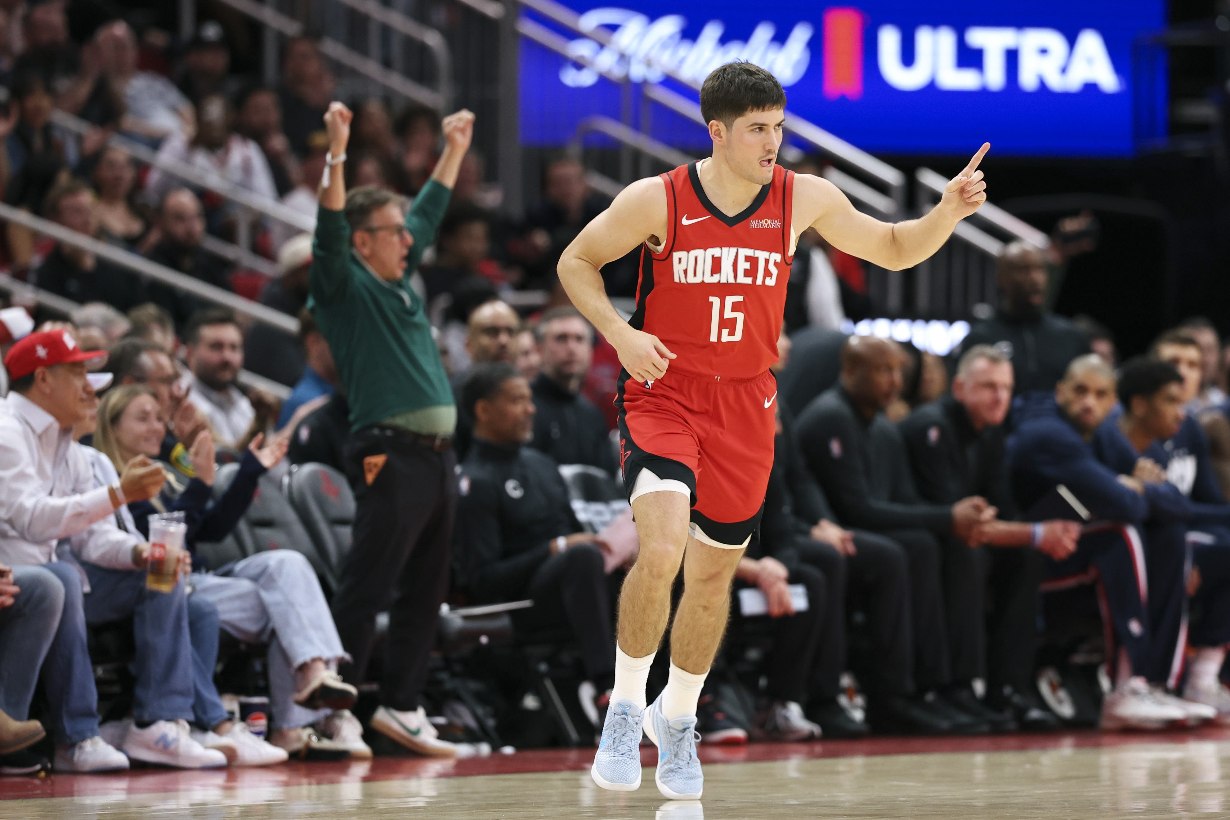 火箭双杀雄鹿 谢泼德三分狂飙助队取胜