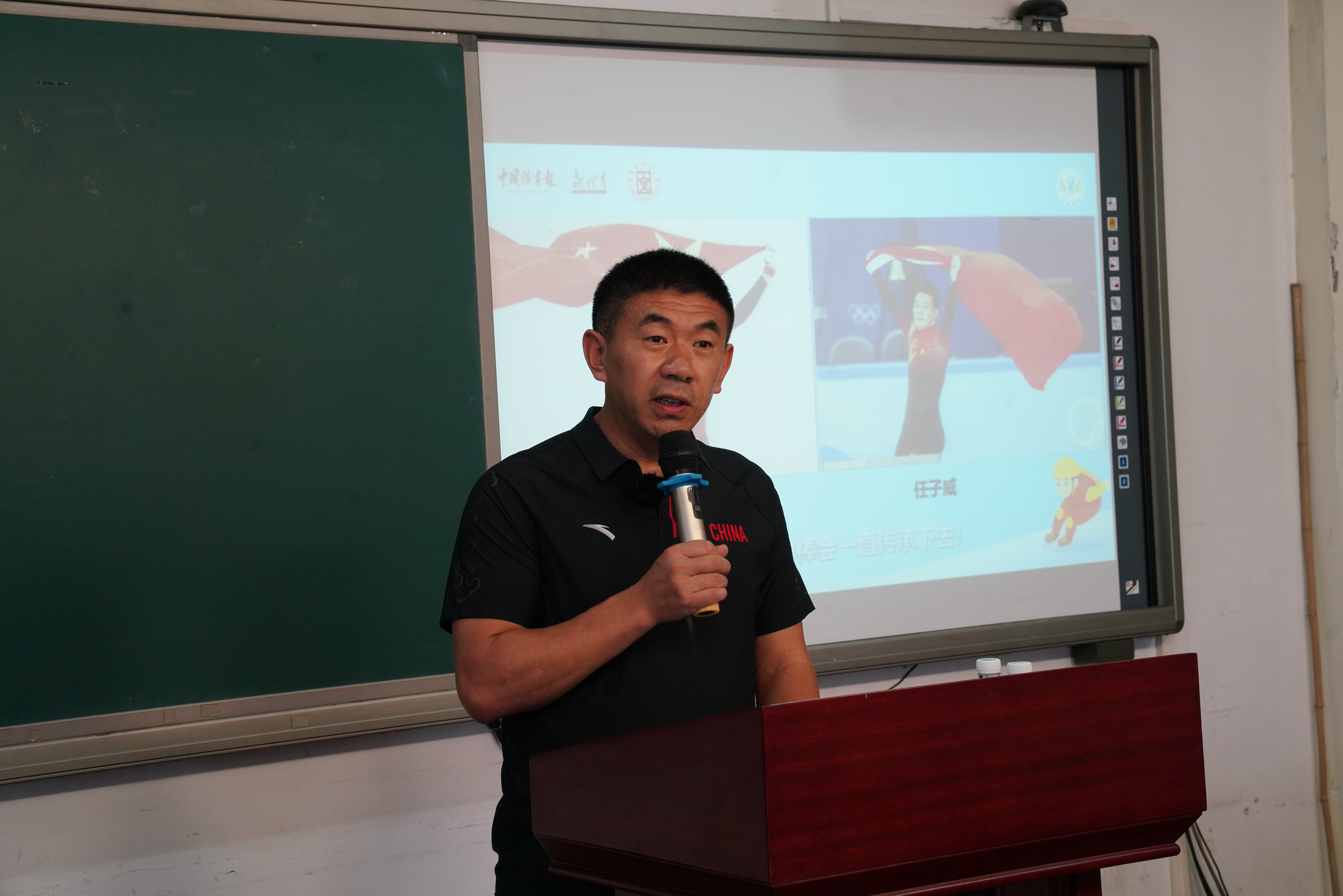 短道速滑冠军李佳军走进校园分享体育精神