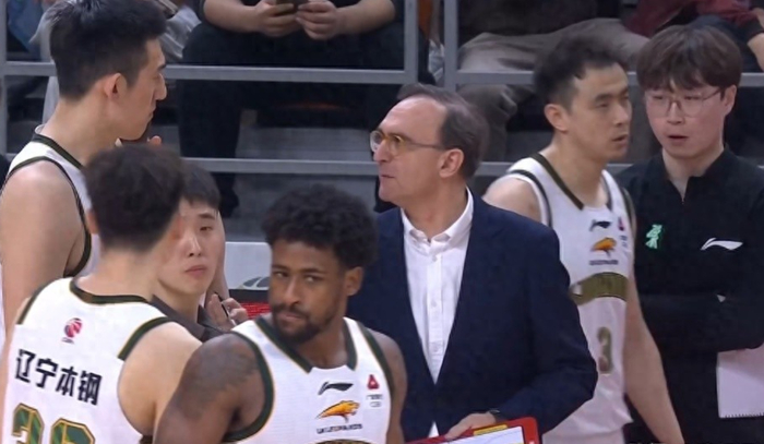 辽宁换帅后强势崛起，广东球迷呼吁杜锋下课